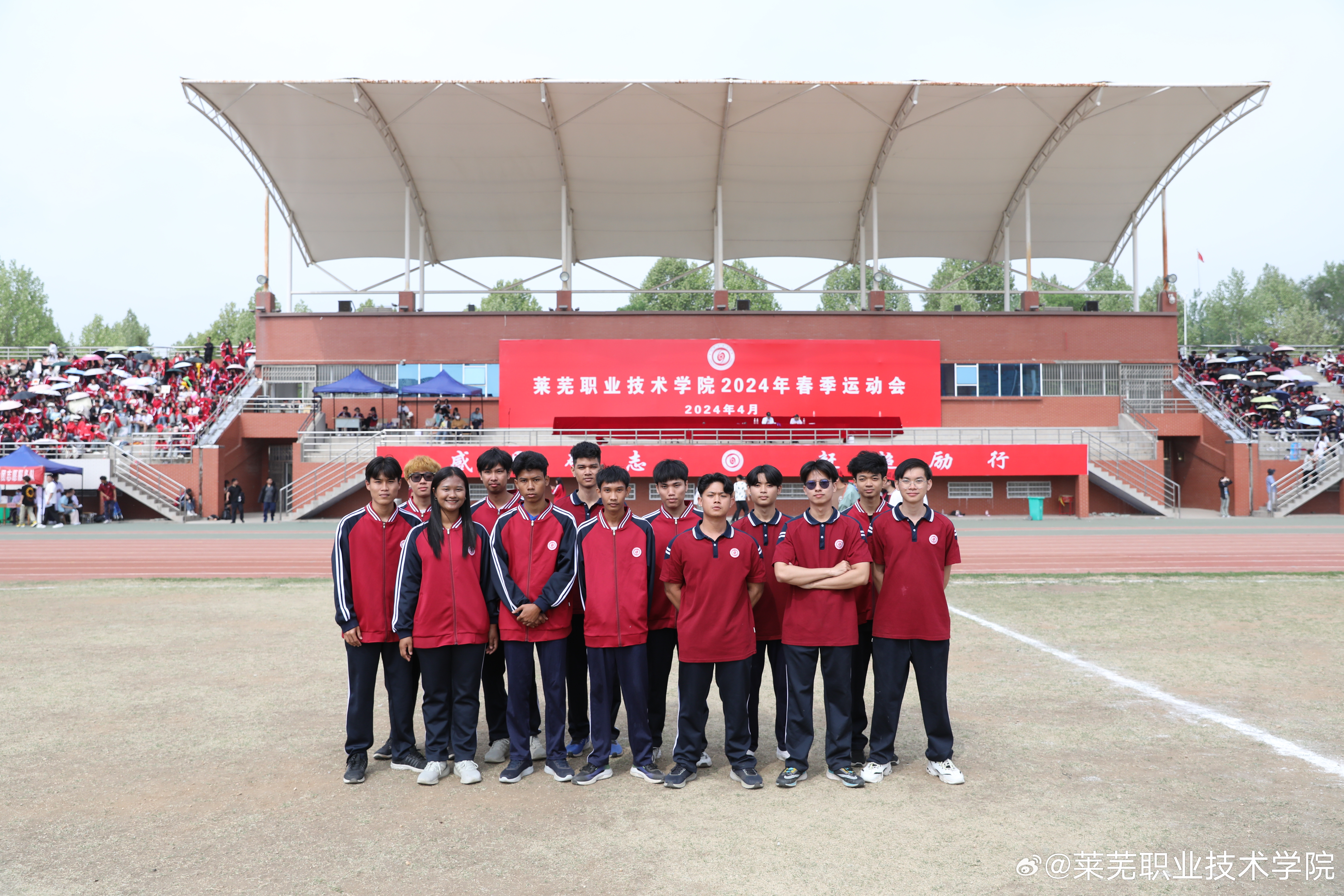 体育赛场上喜悦的笑脸，掩盖不了汗水