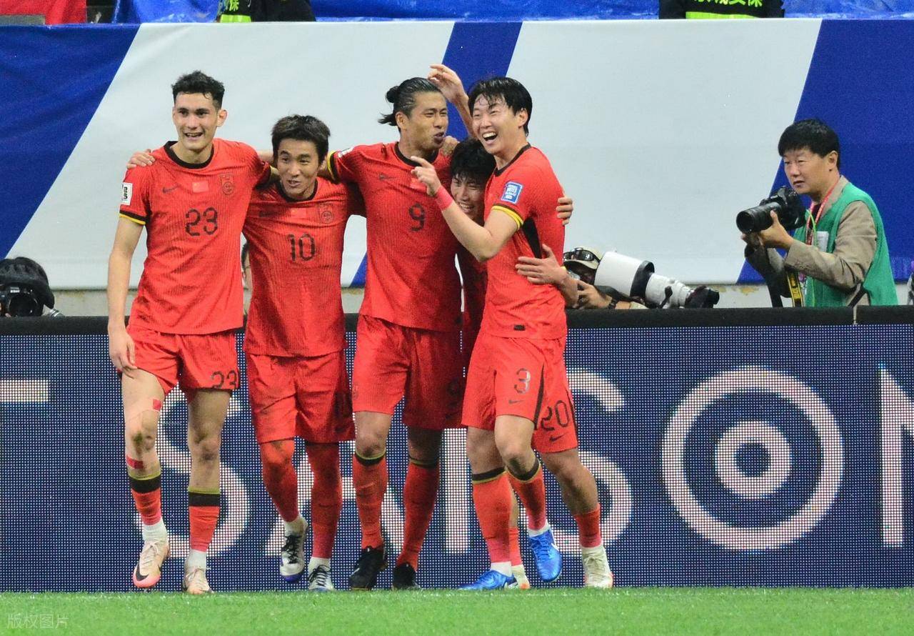 10险胜！国足东亚杯击败中国香港队，全场数据暴露结构隐患！
